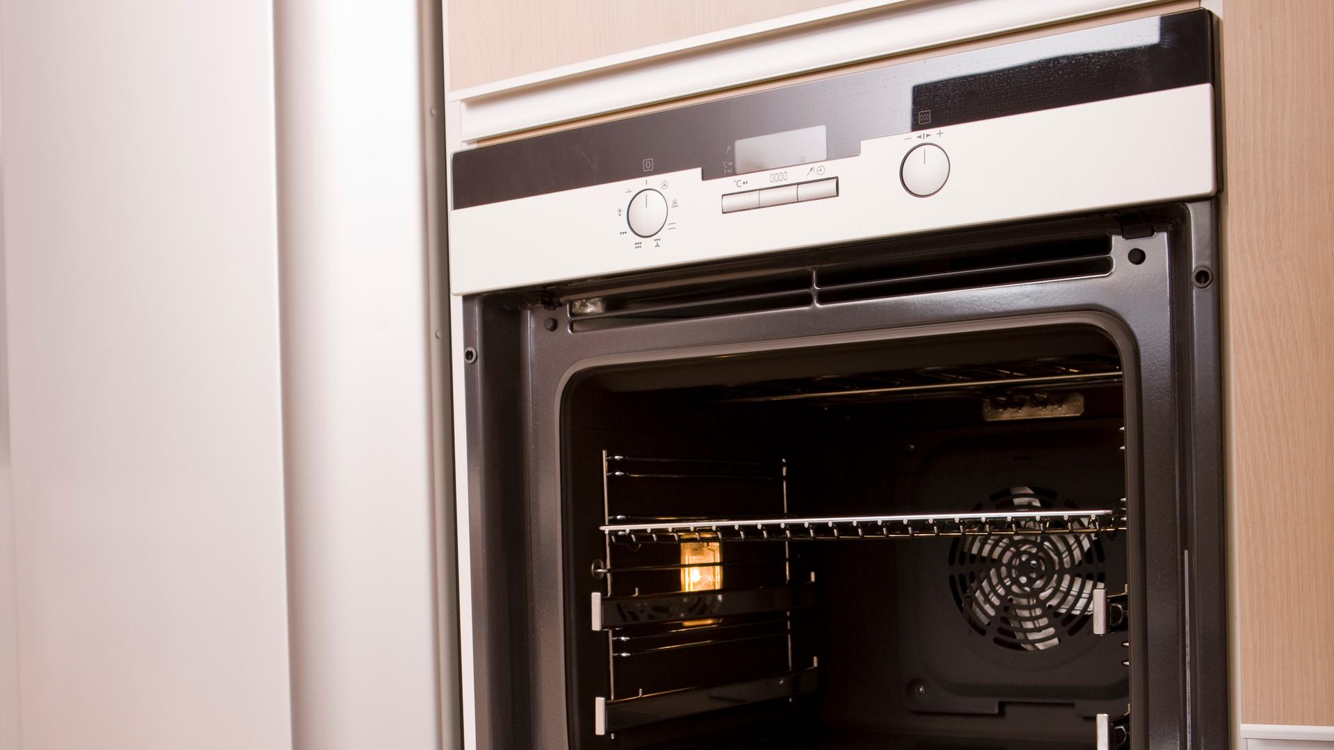 Die Tür eines Backofens steht offen.