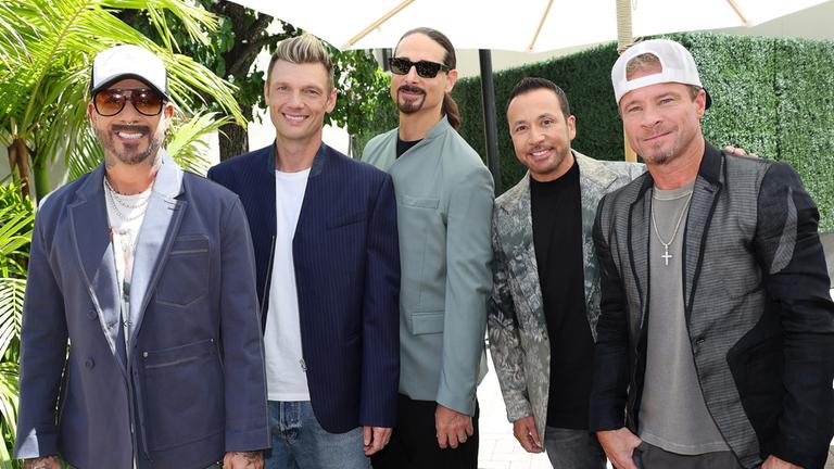 Die Backstreet Boys posieren für ein Gruppenfoto. 