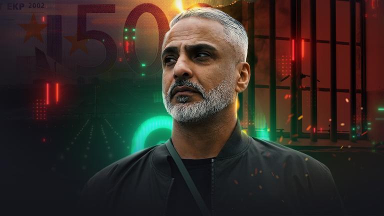 Ali C. im Vordergrund. Im Hintergrund Spur-Logo und Gefängnissstäbe.