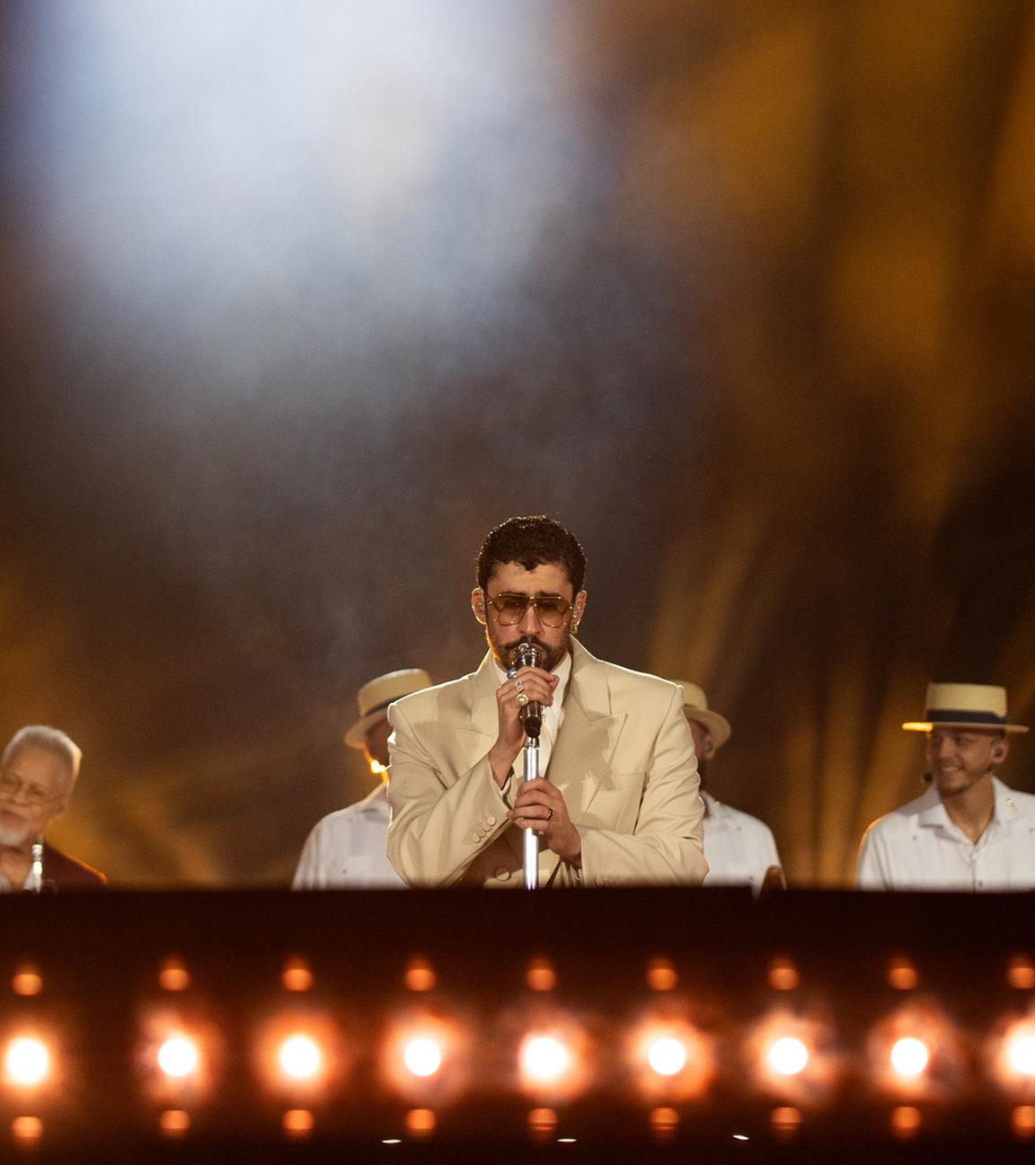 Der puerto-ricanische Sänger Bad Bunny tritt im Rahmen seiner „DeBI TiRAR MaS FOToS World Tour“ im Félix-Sánchez-Olympiastadion in Santo Domingo, Dominikanische Republik, am 21. November 2025 auf.