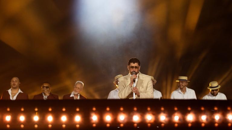 Der puerto-ricanische Sänger Bad Bunny tritt im Rahmen seiner „DeBI TiRAR MaS FOToS World Tour“ im Félix-Sánchez-Olympiastadion in Santo Domingo, Dominikanische Republik, am 21. November 2025 auf.