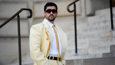 Rapper Bad Bunny trägt zum Auftakt der Pariser Haute-Couture-Woche einen buttergelben Schiaparelli-Anzug mit goldener Flechtkrawatte.