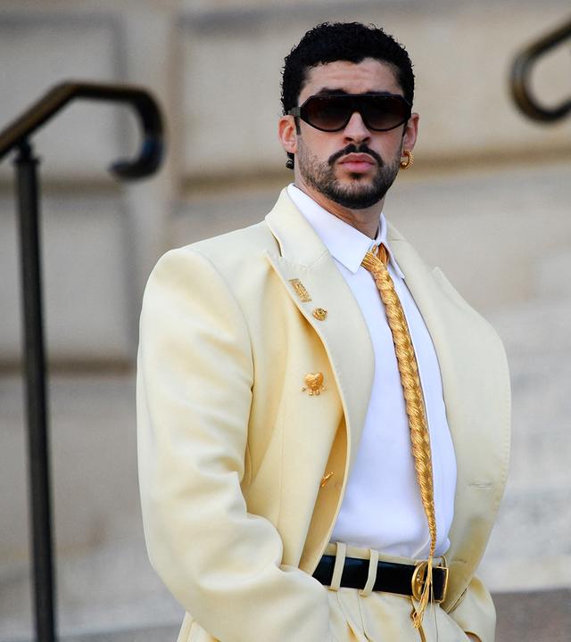 Rapper Bad Bunny trägt zum Auftakt der Pariser Haute-Couture-Woche einen buttergelben Schiaparelli-Anzug mit goldener Flechtkrawatte.