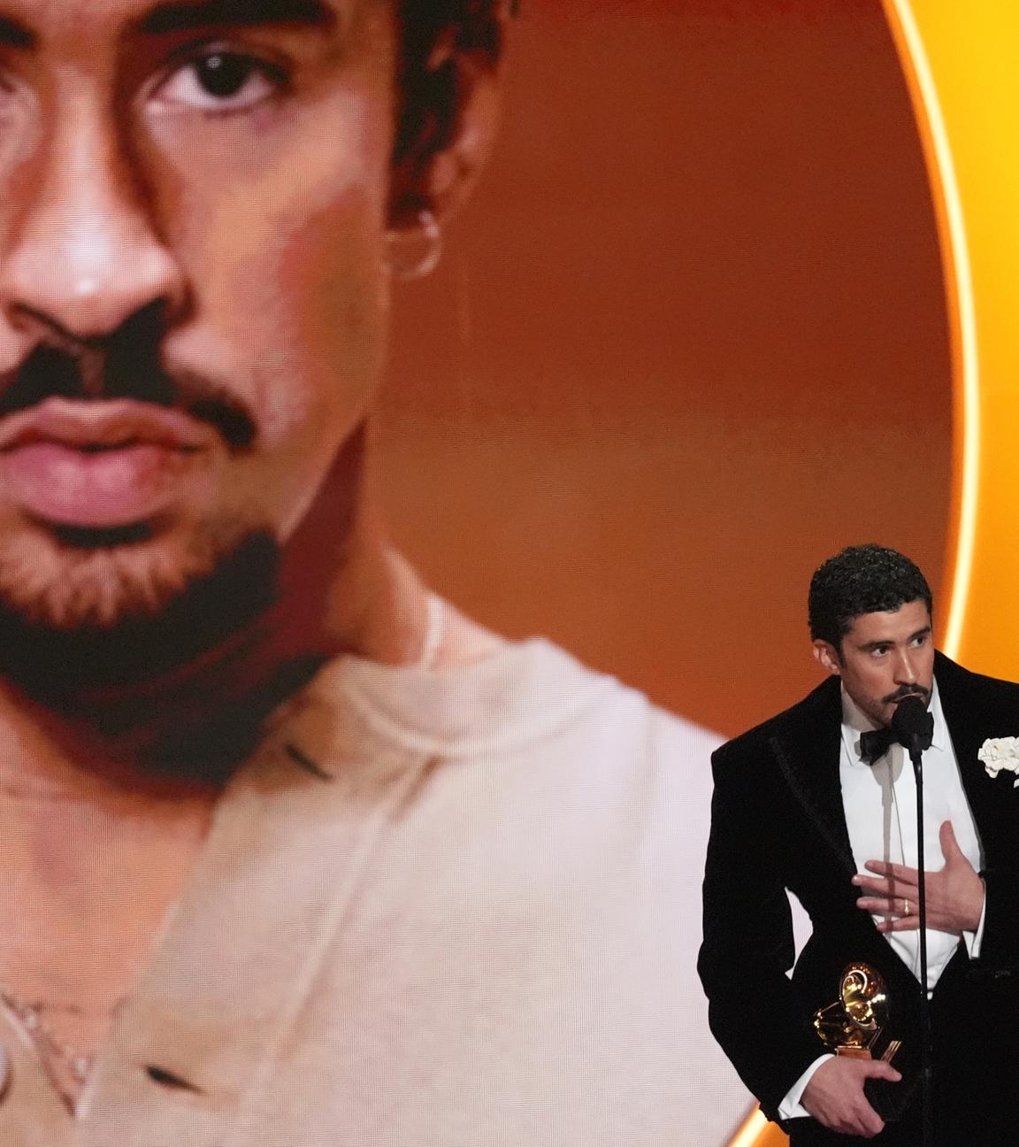 In seiner Dankesrede kritisierte der Puertoricaner die US-Einwanderungsbehörde ICE und sagte: "Wir sind keine Wilden, wir sind keine Tiere, wir sind keine Außerirdischen, wir sind Menschen, und wir sind Amerikaner"