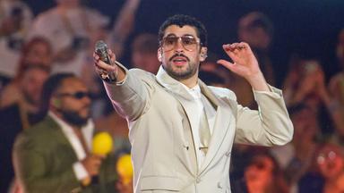 Reggaeton-Star Bad Bunny steht beim ersten von zwei Deutschland-Konzerten auf der Bühne in Düsseldorf.