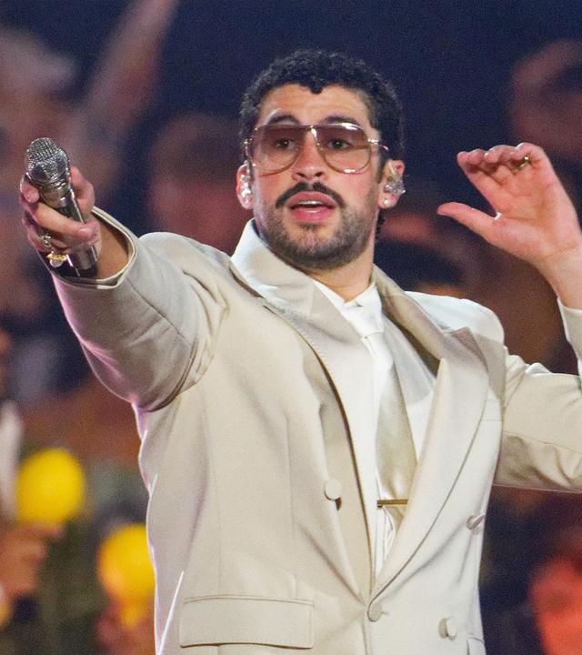 Reggaeton-Star Bad Bunny steht beim ersten von zwei Deutschland-Konzerten auf der Bühne in Düsseldorf.
