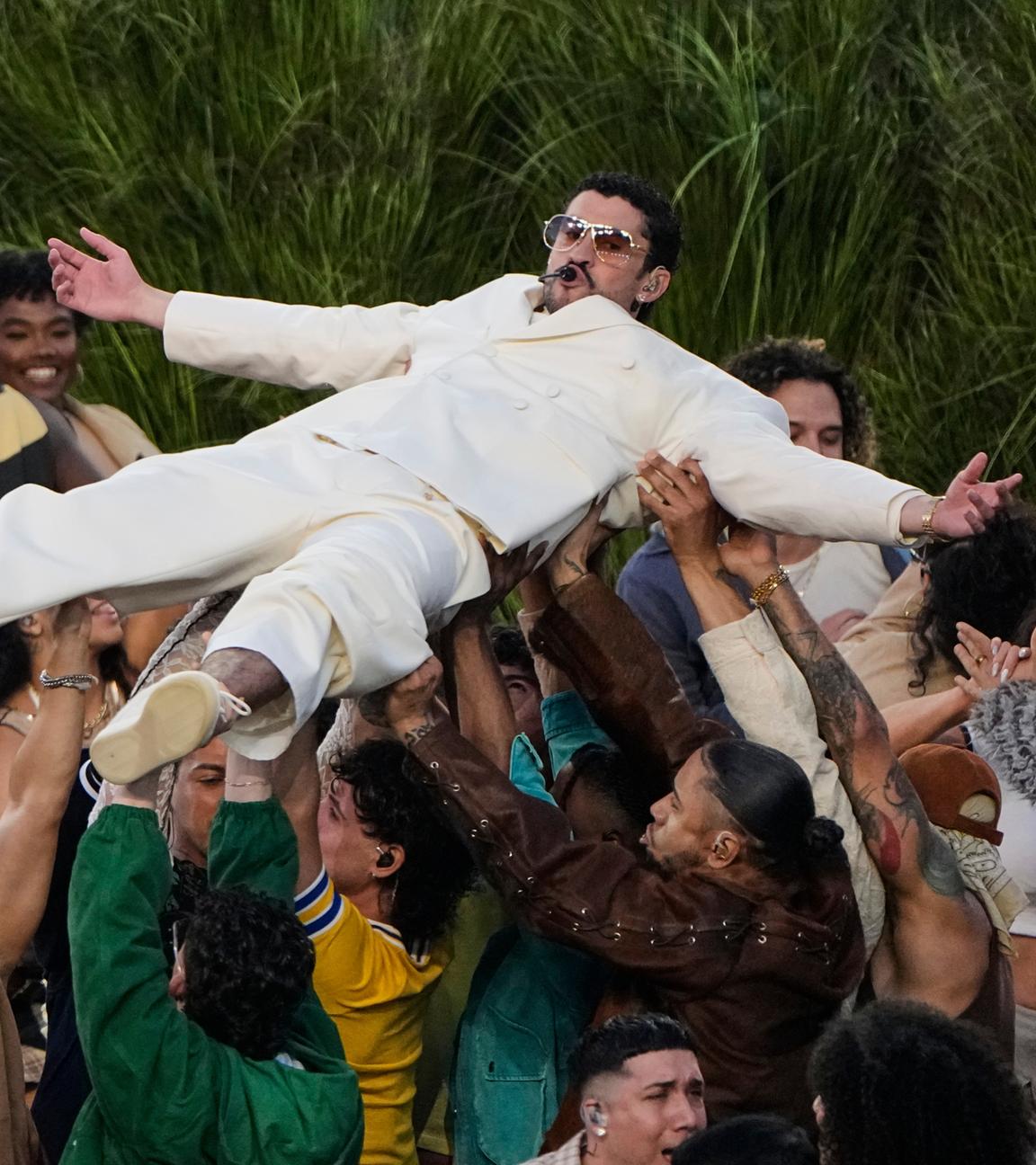 Bad Bunny tritt während der Halbzeitpause des NFL Super Bowl 60 Footballspiels zwischen den New England Patriots und den Seattle Seahawks am 08.02.2026, in Santa Clara, Kalifornien, auf.