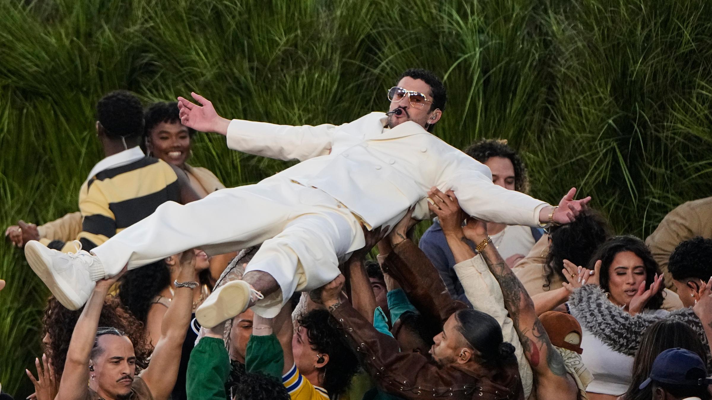 Bad Bunny tritt während der Halbzeitpause des NFL Super Bowl 60 Footballspiels zwischen den New England Patriots und den Seattle Seahawks am 08.02.2026, in Santa Clara, Kalifornien, auf.