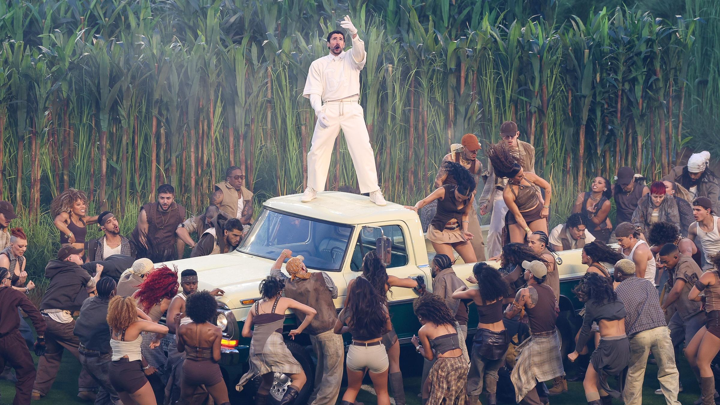 Halbzeitshow mit Bad Bunny, der auf einem Dach eines Trucks performt, bei dem Super Bowl in Santa Clara, Kalifornien, am 08.02.2026.