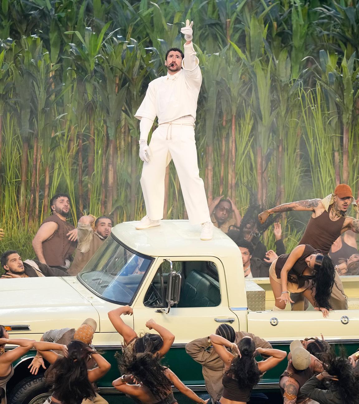 Der Künstler Bad Bunny performt in der Halbzeitshow des 60. Super Bowl in Santa Clara, Kalifornien.