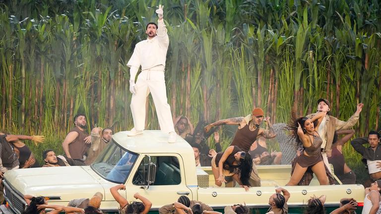 Der Künstler Bad Bunny performt in der Halbzeitshow des 60. Super Bowl in Santa Clara, Kalifornien.