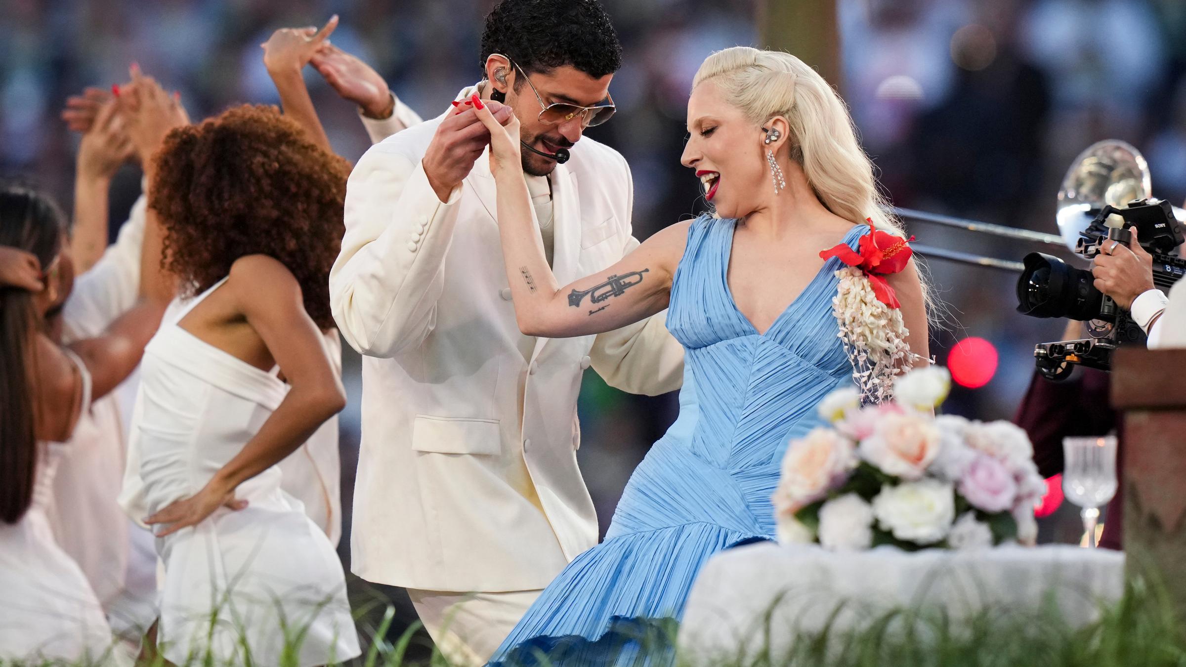 Bad Bunny und Lady Gaga treten während der Halbzeitpause des NFL Super Bowl 60 Footballspiels zwischen den New England Patriots und den Seattle Seahawks, am 08.02.2026, in Santa Clara, Kalifornien, auf. 