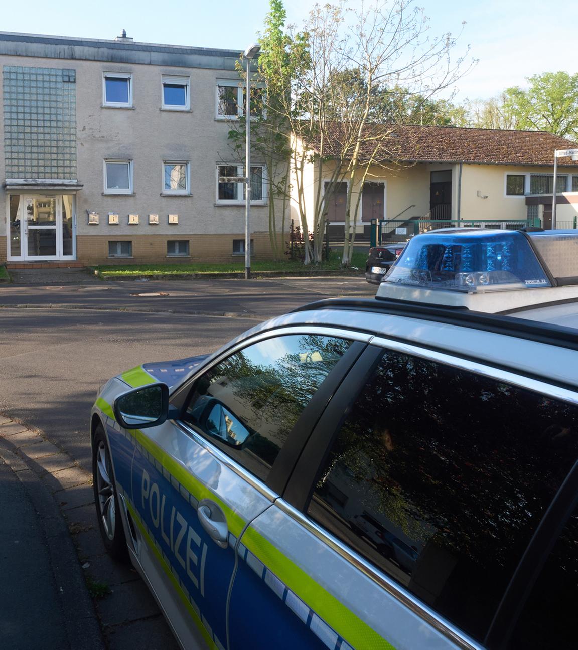Ein Polizeiwagen steht in der Nähe des Tatorts. 