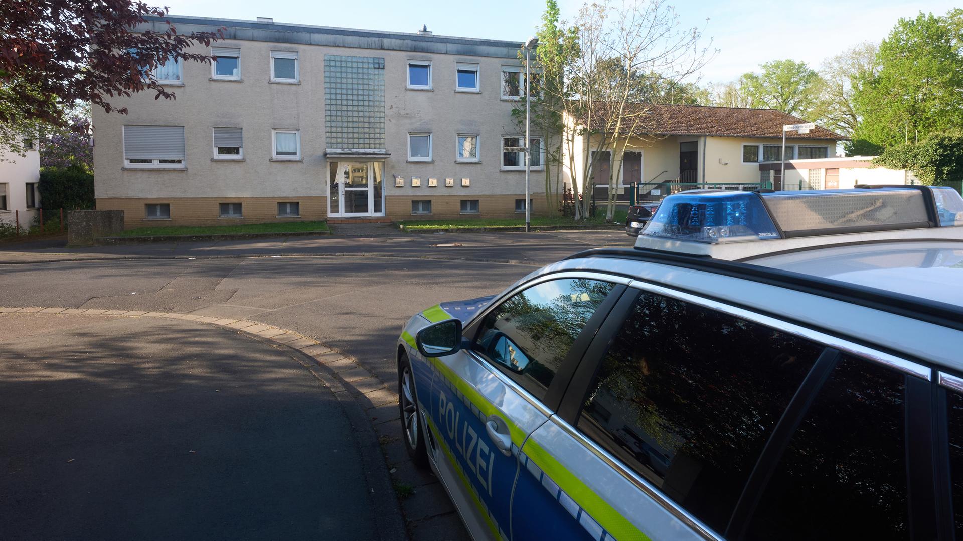 Ein Polizeiwagen steht in der Nähe des Tatorts. 