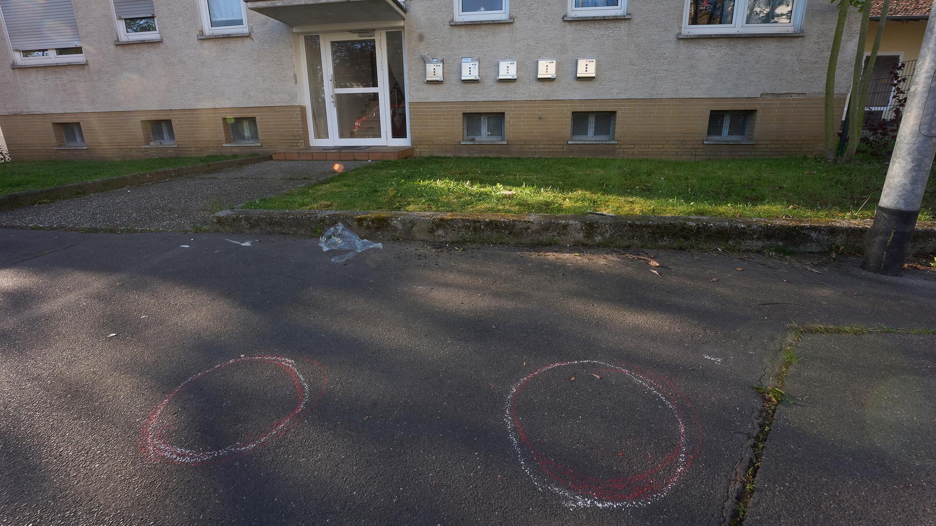 Kreidekreise markieren am Tatort den Fundort der Patronenhülsen in Bad Nauheim