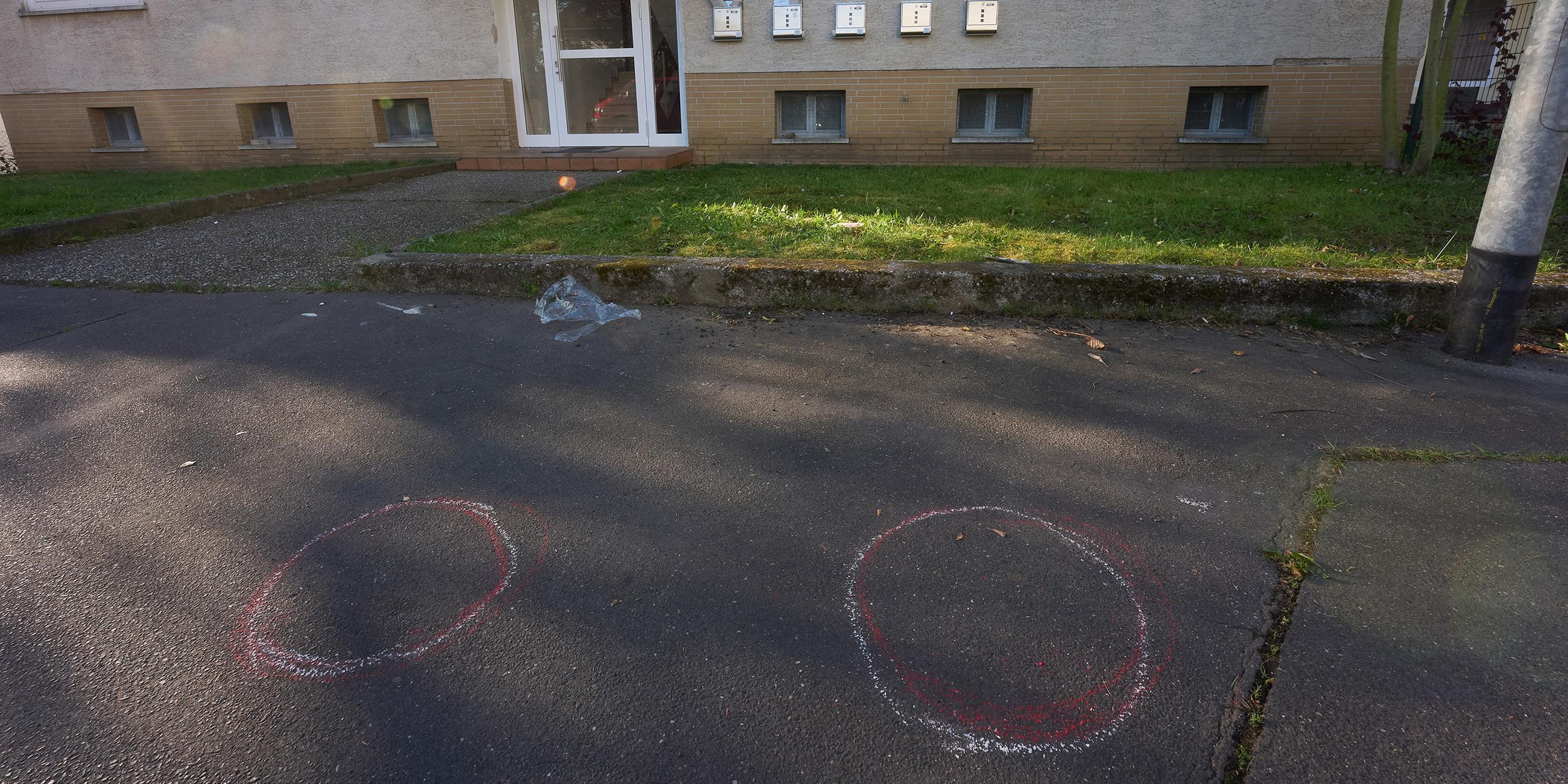 Kreidekreise markieren am Tatort den Fundort der Patronenhülsen in Bad Nauheim