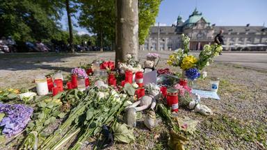 Blumen und Kerzen am Tatort in Bad Oeyhausen
