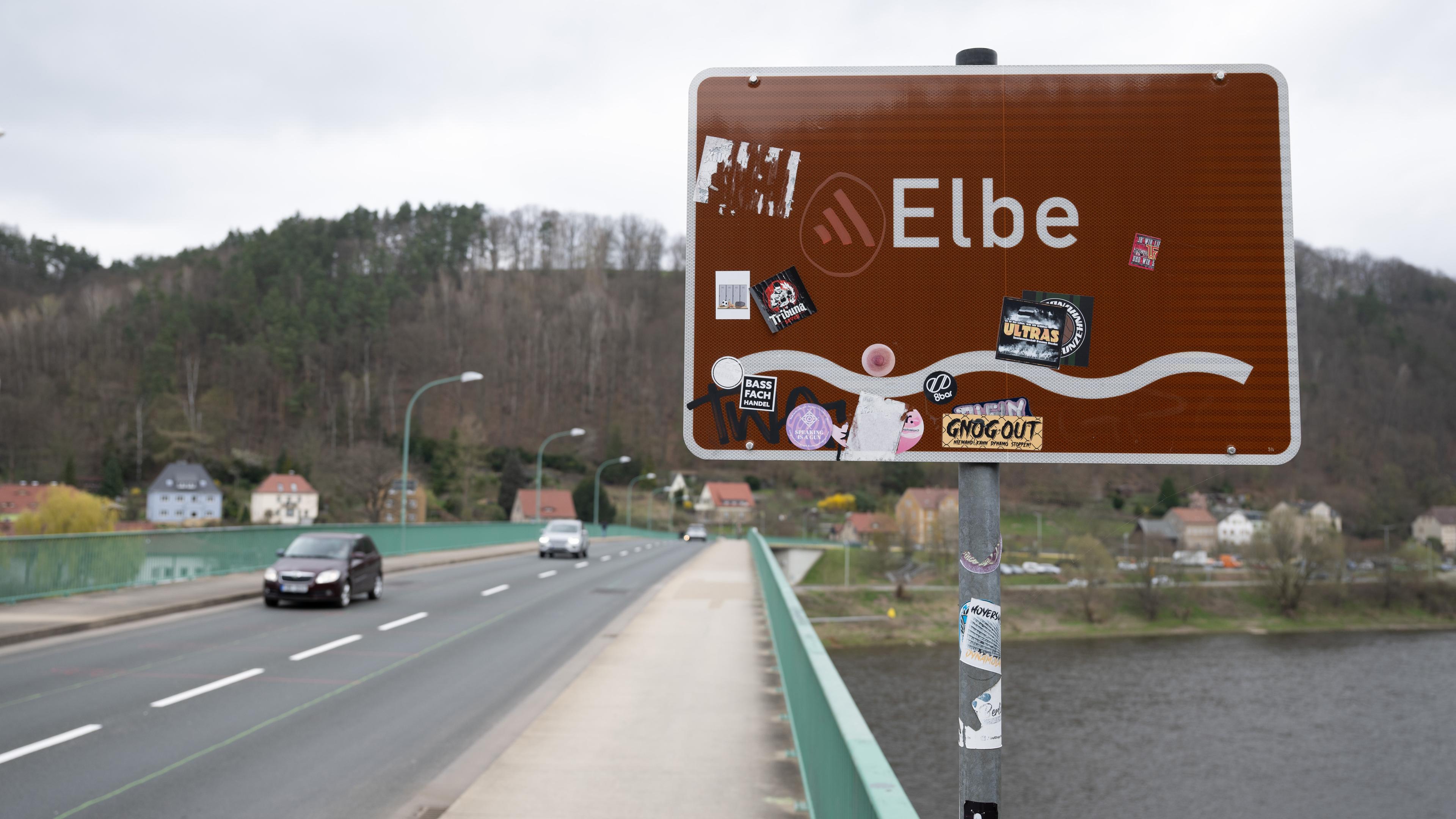 Ein Schild mit der Aufschrift "Elbe" auf der Elbbrücke in Bad Schandau.