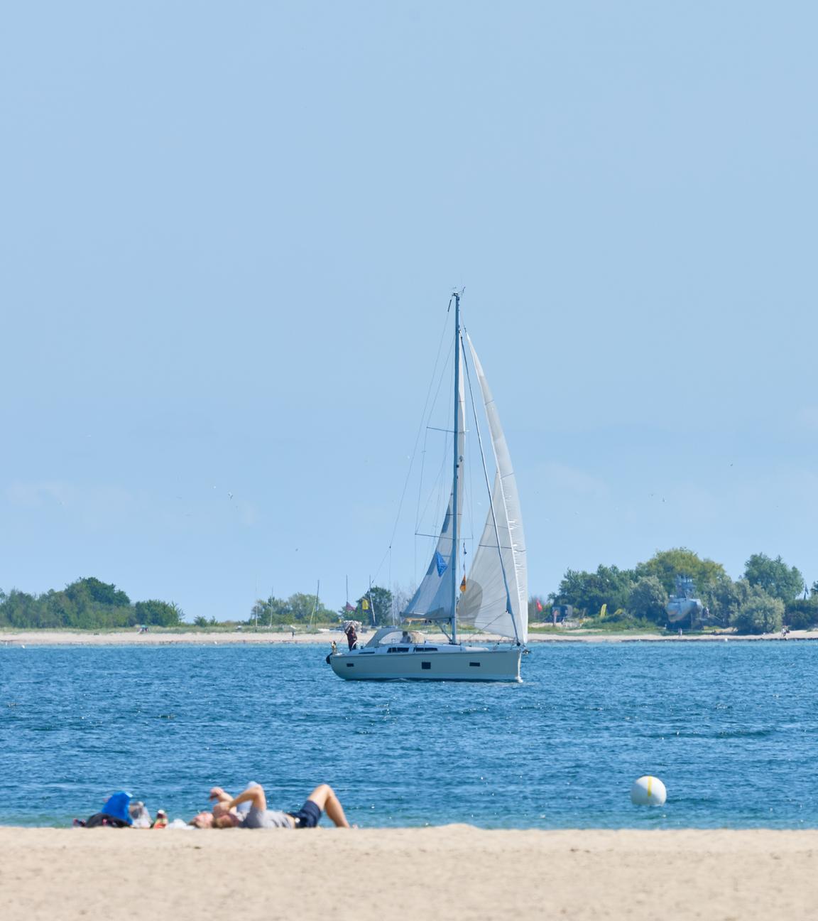 Ein Segelboot fährt in Kiel-Friedrichsort am Falckensteiner Strand vorbei. Die Europäische Umweltagentur EEA hat am Donnerstag den jährlich Badegewässerbericht veröffentlicht.