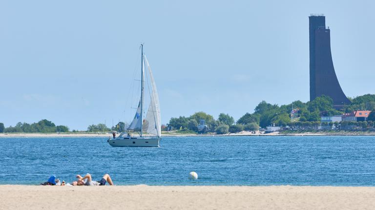 Ein Segelboot fährt in Kiel-Friedrichsort am Falckensteiner Strand vorbei. Die Europäische Umweltagentur EEA hat am Donnerstag den jährlich Badegewässerbericht veröffentlicht.