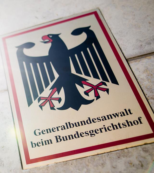 Baden-Württemberg, Karlsruhe: "Generalbundesanwalt beim Bundesgerichtshof" steht auf einem Schild am Eingang zum Gebäude der Bundesanwaltschaft. Archivbild