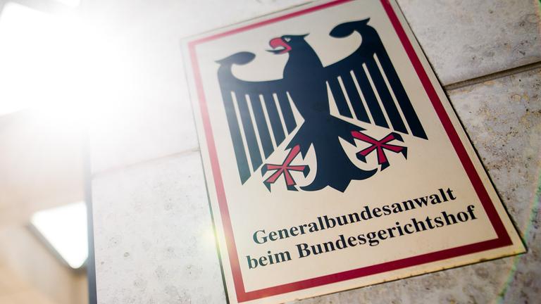 Baden-Württemberg, Karlsruhe: "Generalbundesanwalt beim Bundesgerichtshof" steht auf einem Schild am Eingang zum Gebäude der Bundesanwaltschaft. Archivbild