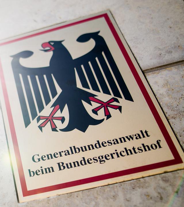 Baden-Württemberg, Karlsruhe: "Generalbundesanwalt beim Bundesgerichtshof" steht auf einem Schild am Eingang zum Gebäude der Bundesanwaltschaft. Archivbild