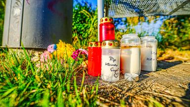 Baden-Württemberg, Renningen: Kerzen und Blumen sind in der Nähe eines Bachlaufs abgelegt, wo die Leiche eines Babys entdeckt wurde.