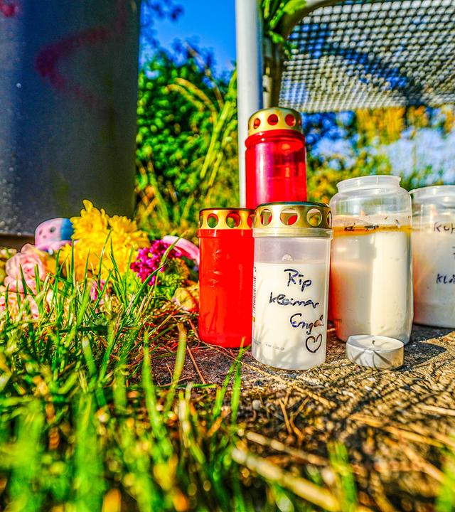 Baden-Württemberg, Renningen: Kerzen und Blumen sind in der Nähe eines Bachlaufs abgelegt, wo die Leiche eines Babys entdeckt wurde.