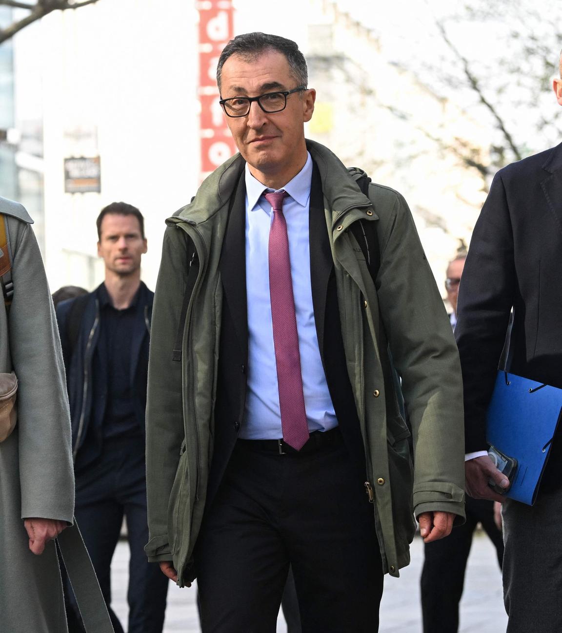 Cem Özdemir von den Grünen auf dem Weg zu Sondierungsgesprächen mit der CDU.