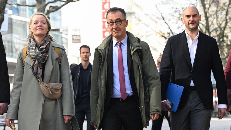 Cem Özdemir von den Grünen auf dem Weg zu Sondierungsgesprächen mit der CDU.