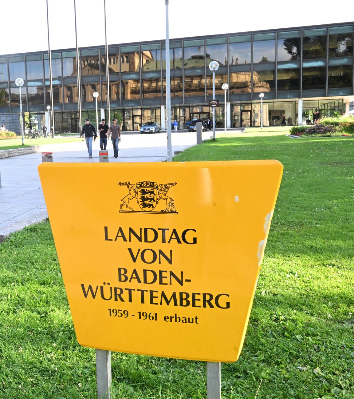 Baden-Württemberg, Stuttgart: Der Landtag von Baden-Württemberg. Bei einer geheimen Abstimmung ist ein Stimmzettel mit einem Hakenkreuz beschmiert worden.