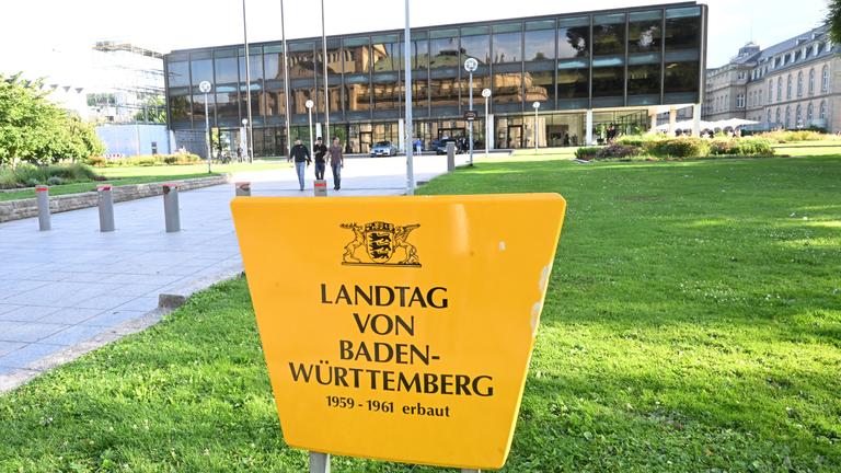Baden-Württemberg, Stuttgart: Der Landtag von Baden-Württemberg. Bei einer geheimen Abstimmung ist ein Stimmzettel mit einem Hakenkreuz beschmiert worden.