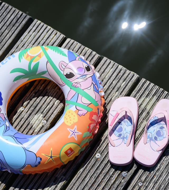 Symbolbild: Ein Schwimmring und Badelatschen liegen auf einem Steg am Strandbad am Großen Müllroser See.  in Brandenburg