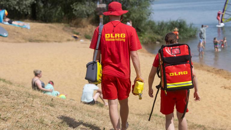 Rettungsschwimmer der DLRG-Wasserrettung mit Sanitätsrucksack am Alperstedter See in Thüringen 