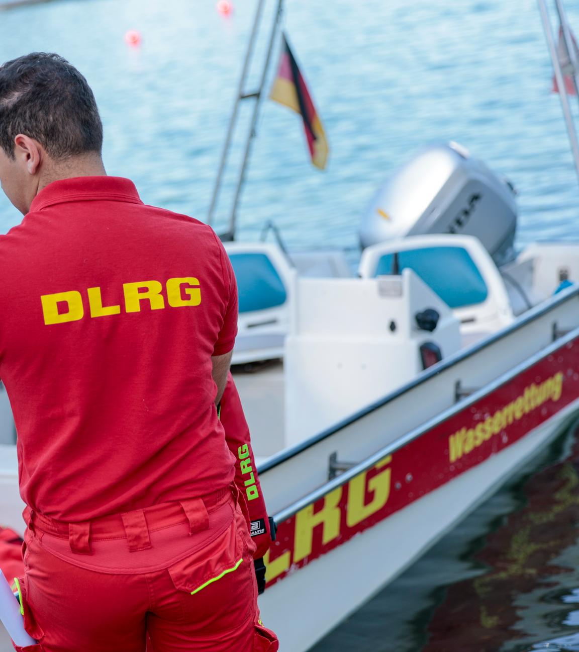 25.06.2025, Nordrhein-Westfalen, Köln: Einsatzkräfte der Berufsfeuerwehr Köln, der DLRG (Deutsche Lebens-Rettungs-Gesellschaft) und von den Rettungstauchern (Wasserrettung) simulieren die Rettung einer Person aus dem Fühlinger See