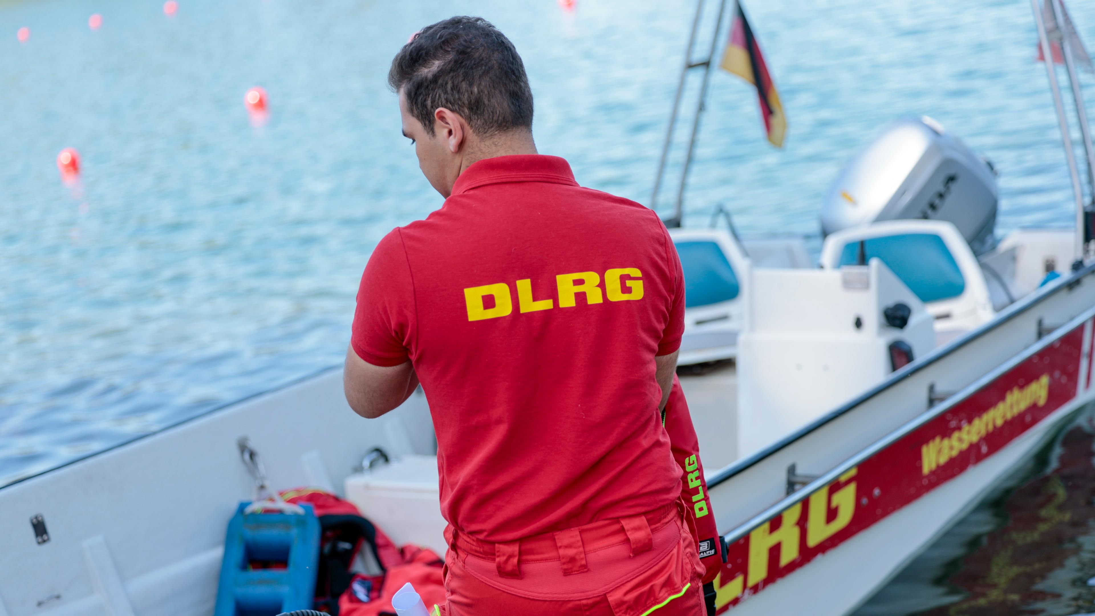 25.06.2025, Nordrhein-Westfalen, Köln: Einsatzkräfte der Berufsfeuerwehr Köln, der DLRG (Deutsche Lebens-Rettungs-Gesellschaft) und von den Rettungstauchern (Wasserrettung) simulieren die Rettung einer Person aus dem Fühlinger See