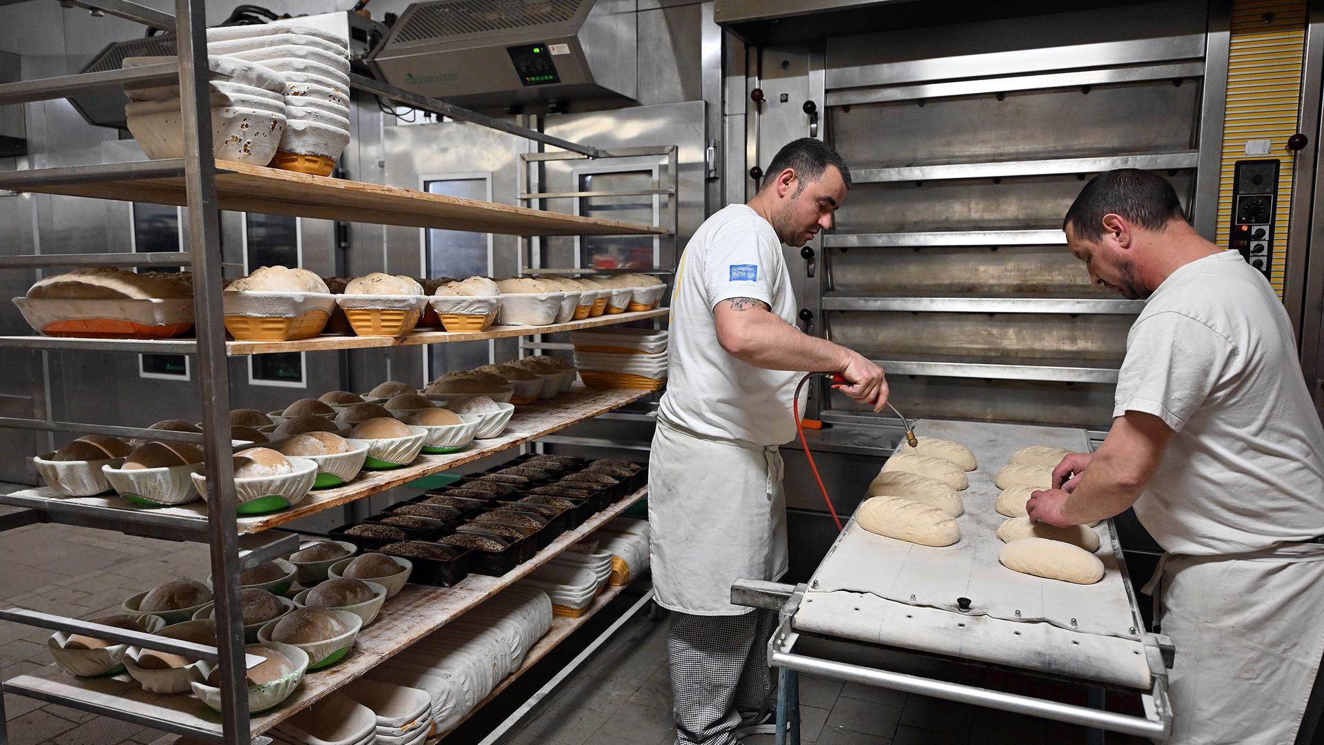 Bäcker bereiten Brote für den Ofen vor