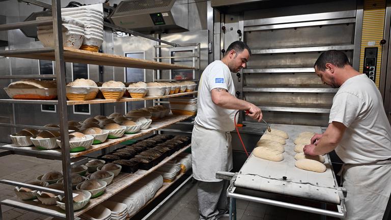 Bäcker bereiten Brote für den Ofen vor