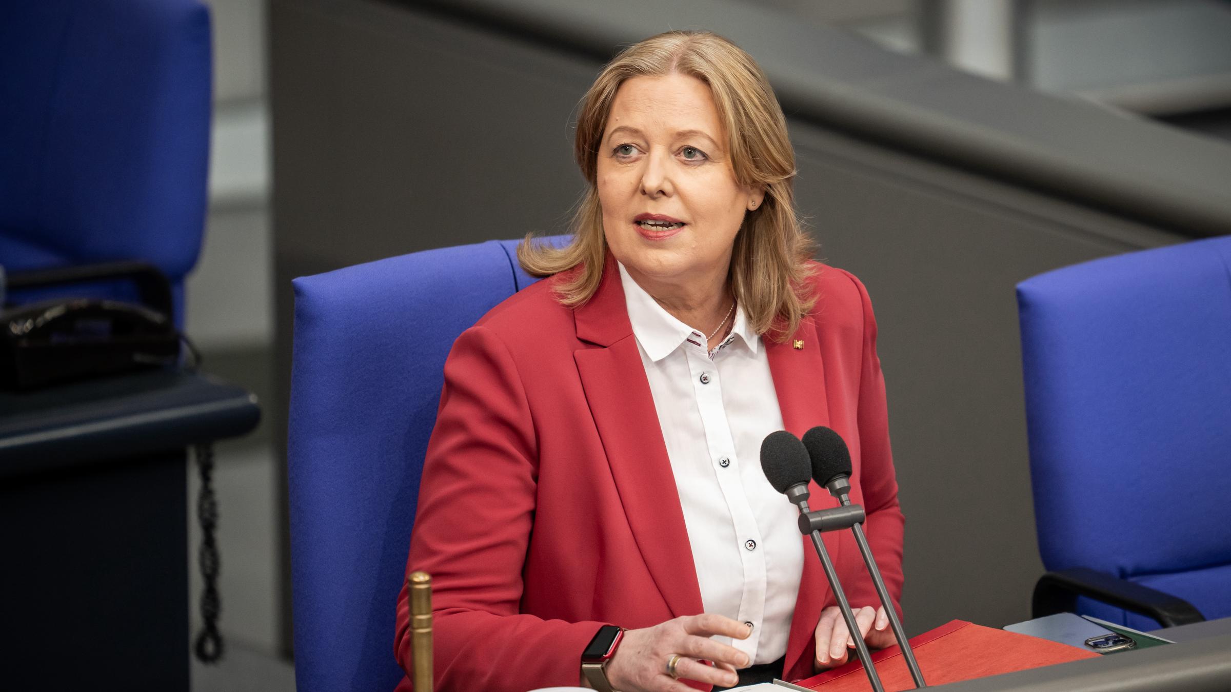 Berlin: Bärbel Bas (SPD), Bundestagspräsidentin, spricht zu Beginn der Sitzung im Plenarsaal im Bundestag.