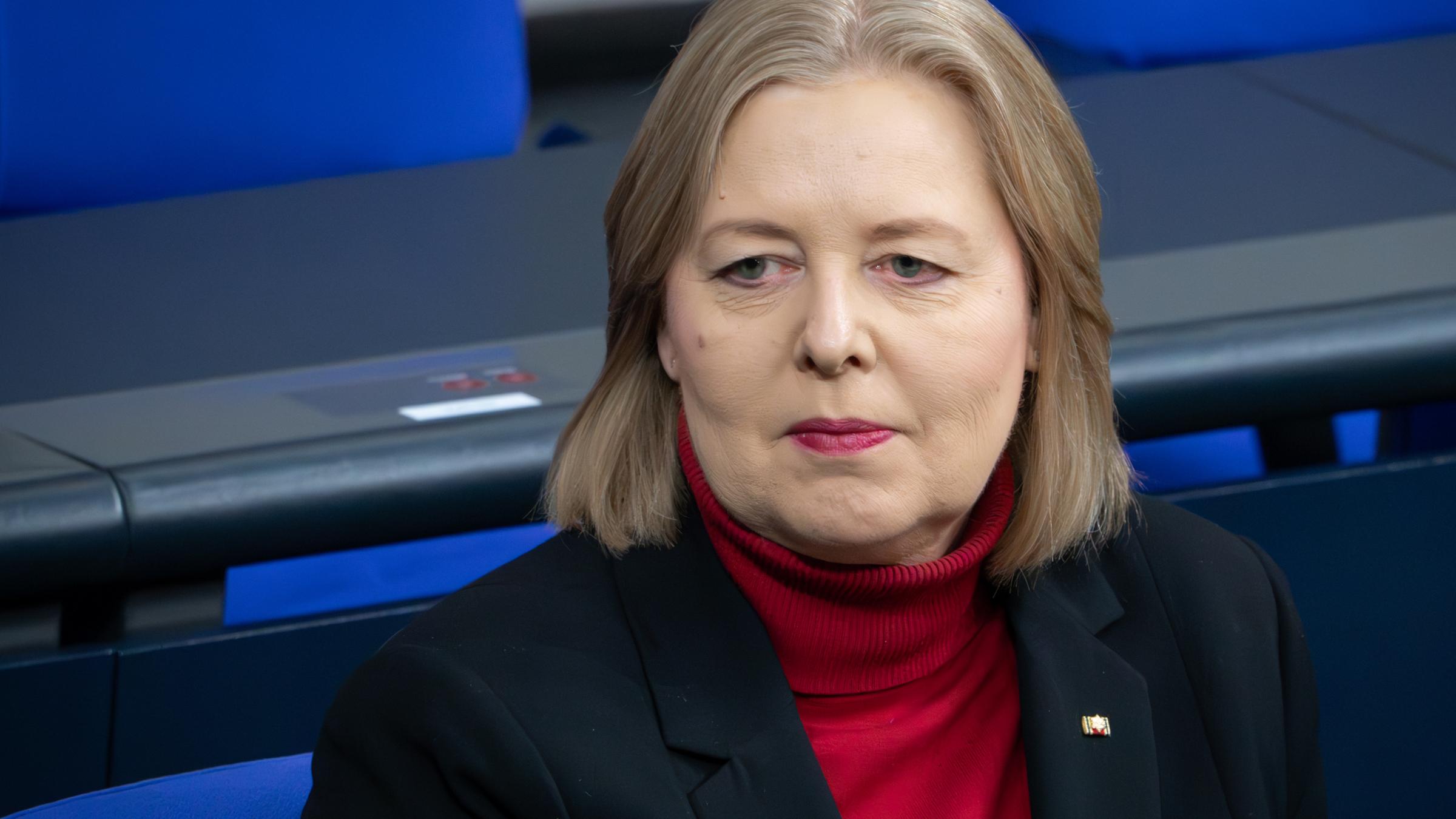 Baerbel Bas, Bundesministerin fuer Arbeit und Soziales im Portrait auf der Regierungsbank.