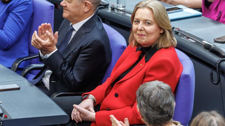 Baerbel Bas sitzt im Bundestag