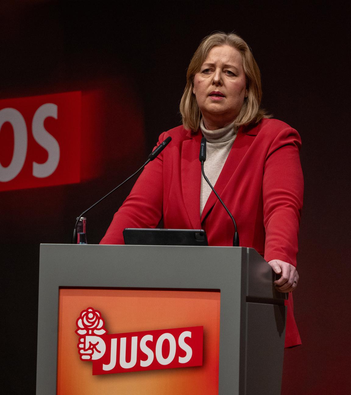 Baden-Württemberg, Mannheim: Bundesarbeitsministerin und SPD Parteivorsitzende Bärbel Bas spricht am zweiten Tag des Bundeskongresses der Jungsozialisten (Jusos) in Mannheim.