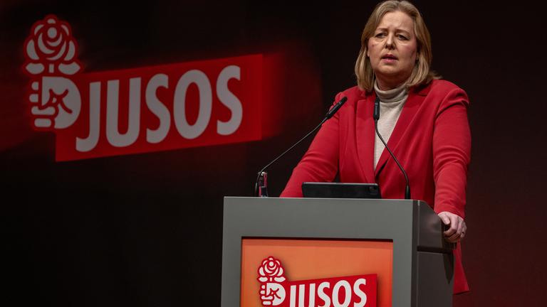 Baden-Württemberg, Mannheim: Bundesarbeitsministerin und SPD Parteivorsitzende Bärbel Bas spricht am zweiten Tag des Bundeskongresses der Jungsozialisten (Jusos) in Mannheim.