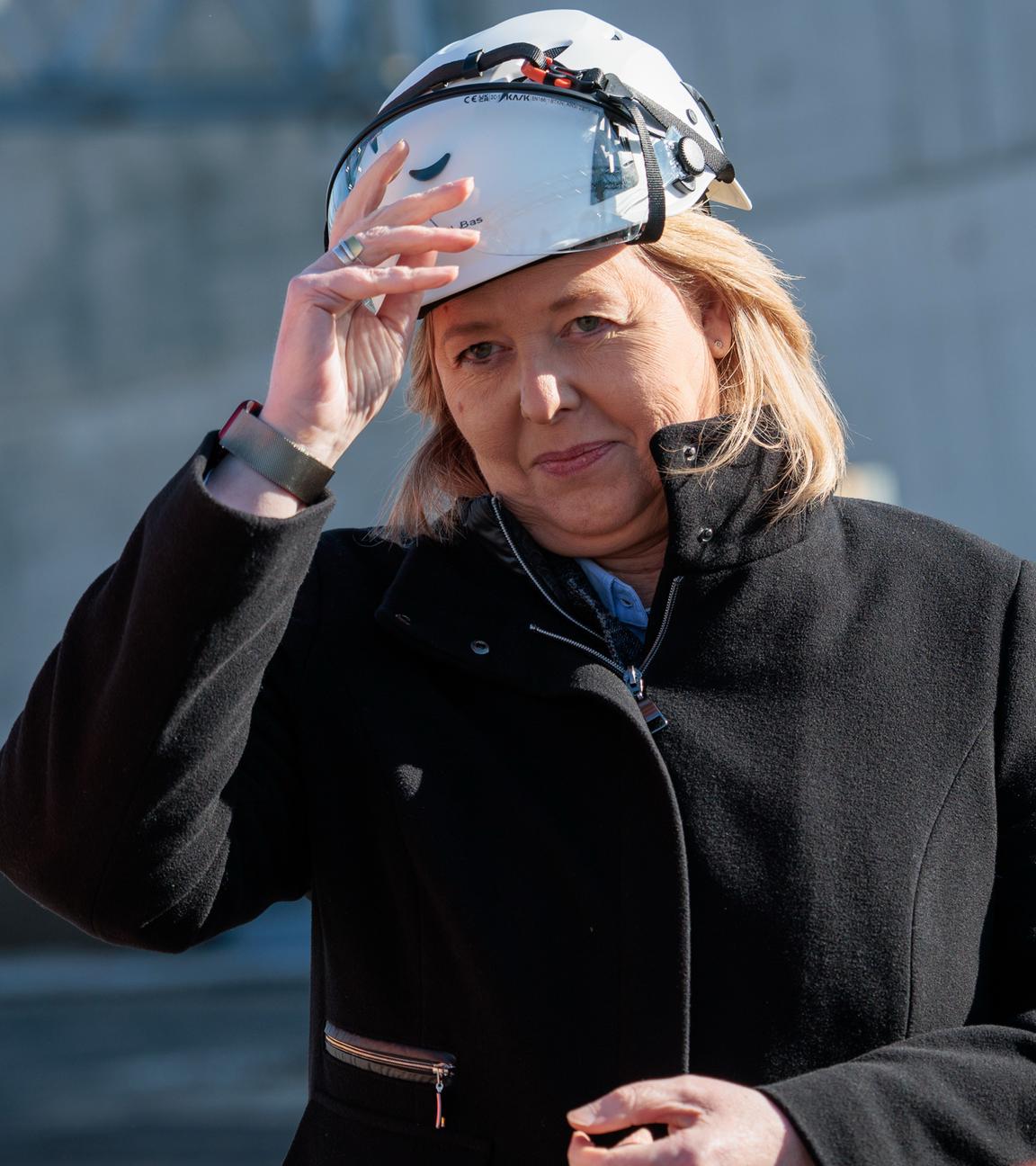  Berlin: Bärbel Bas (SPD), Bundesministerin für Arbeit und Soziales, spricht bei einem Pressestatement anlässlich der Verabschiedung des Bundestariftreuegesetzes nach dem Besuch des ersten reinen Elektrobus-Betriebshof der Berliner Verkehrsbetriebe (BVG).