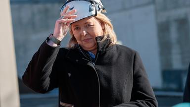  Berlin: Bärbel Bas (SPD), Bundesministerin für Arbeit und Soziales, spricht bei einem Pressestatement anlässlich der Verabschiedung des Bundestariftreuegesetzes nach dem Besuch des ersten reinen Elektrobus-Betriebshof der Berliner Verkehrsbetriebe (BVG).