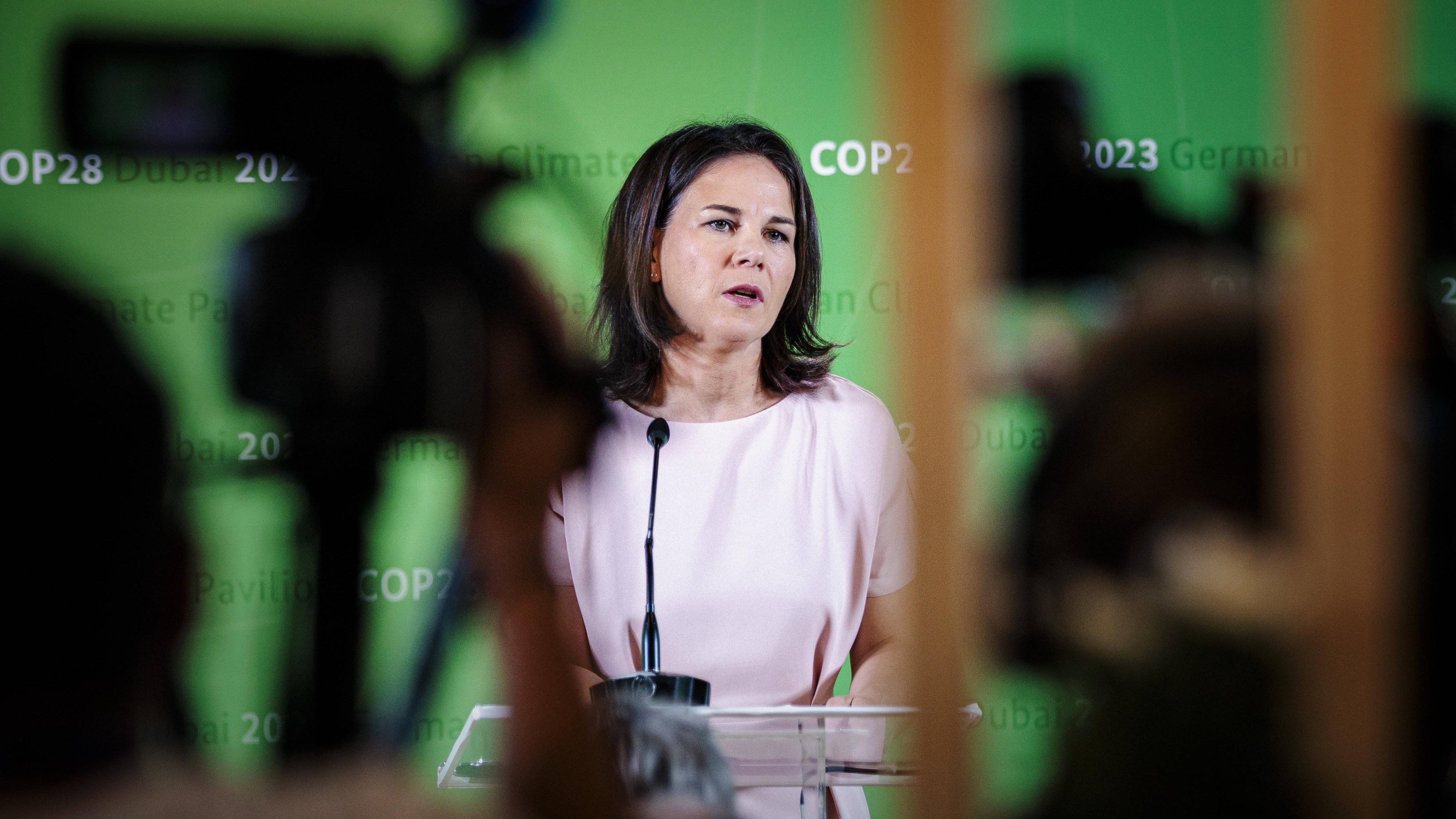 Annalena Baerbock  im deutschen Pavilion auf der COP28 Dubai