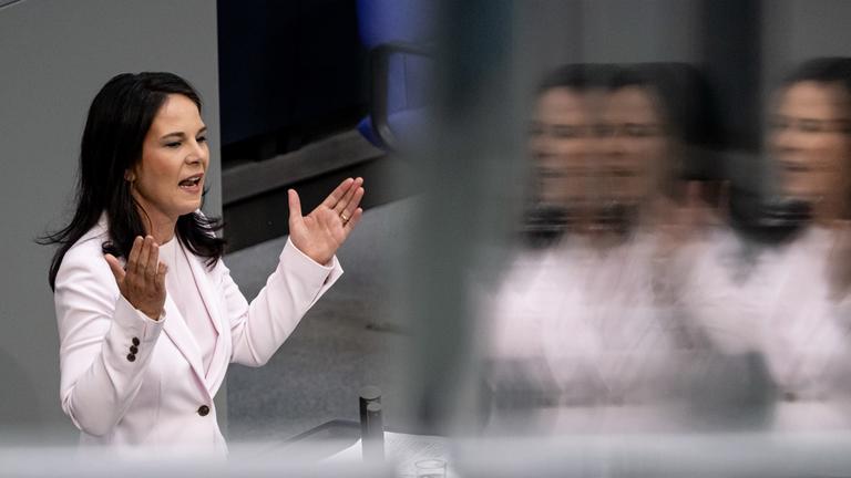 Annalena Baerbock von Bündnis 90/Die Grünen, Präsidentin der UN-Generalversammlung und ehemalige deutsche Außenministerin spricht am 27.06.2025 im Deutschen Bundestag.