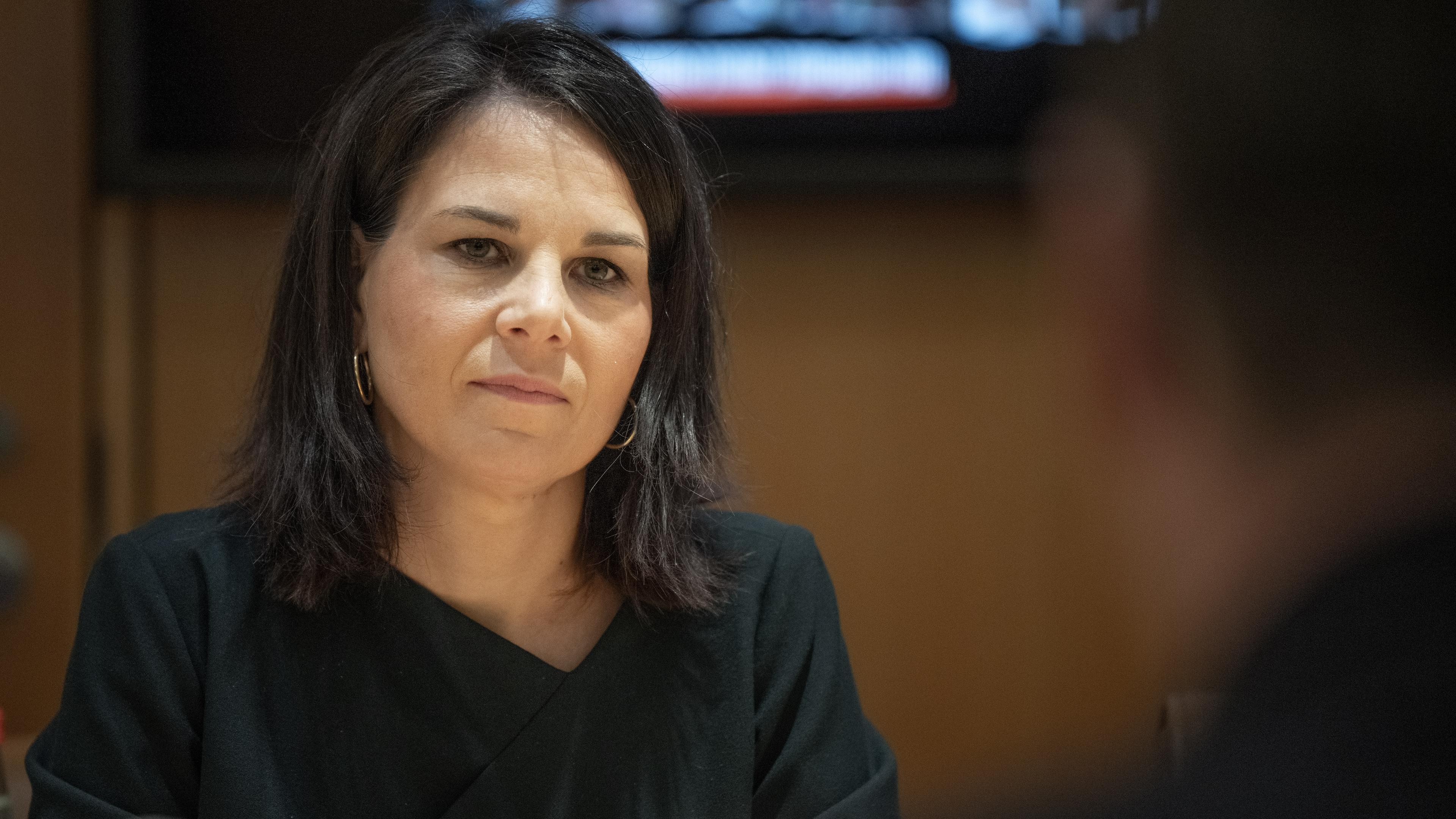 Annalena Baerbock sitzt gegenüber von Israel Katz 