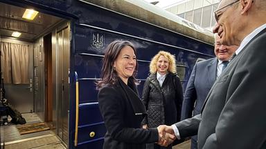Außenministerin Baerbock bei der Begrüßung nach der Ankunft durch Andrij Sybiha (hinten)